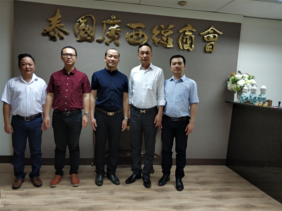 從左往右依次為國際部合伙人林健偉先生（左一），國際部總監吳琪先生（左二），執行董事粟宥朝先生（左三），商會(huì )主席李宇明（右二），國際部合伙人黃文超先生（右一）