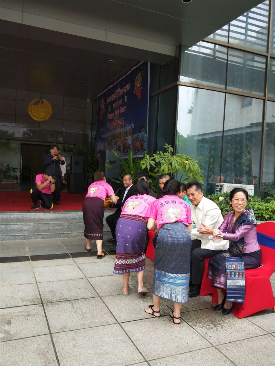老撾駐廣西留學(xué)生代表將浸有花瓣的香水灑客人的手上，表示對嘉賓的美好祝福（圖二）