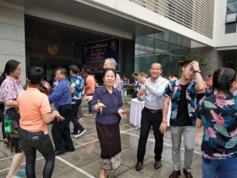 老撾駐南寧總領(lǐng)事萬(wàn)?！ぞS麗雅彭女士與廣西金沛教育執行董事粟宥朝先生一起在總領(lǐng)事館廣場(chǎng)載歌載舞