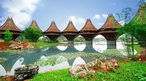 圖為中國-東盟友誼館。該建筑以廣西的風(fēng)雨橋為原型，寓意“手拉手，心連心”。表達中國與東盟十國睦鄰友好、合作共贏(yíng)之意。