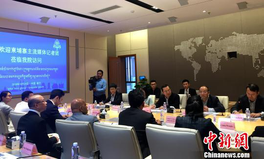 柬埔寨主流媒體采訪(fǎng)團在廣西大學(xué)與師生交流。