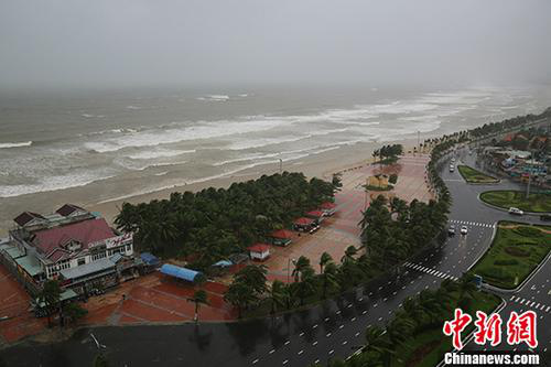 資料圖：2017年11月5日，越南峴港某處海灘風(fēng)雨交加。