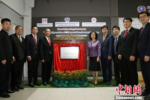 12月18日，由泰國國家研究院泰中戰略研究中心與中國人民大學(xué)國家發(fā)展與戰略研究院共建的泰中“一帶一路”合作研究中心在泰國曼谷正式揭牌成立。作為隸屬于泰國國家研究院的高端智庫，該中心未來(lái)將作為泰國“一帶一路”研究和推動(dòng)泰中高端智庫合作的主要機構。中新社記者 趙婧楠 攝