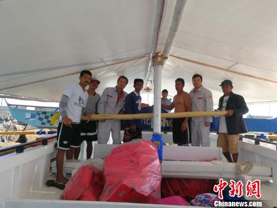 中國援助菲律賓PGN大橋工程可行性研究項目”（ThePanay-Guimaras-NegrosBridgeProject）海洋水深測量勘測人員，3月1日在吉馬拉斯海峽作業(yè)時(shí)，成功營(yíng)救兩名菲律賓落水漁民。圖為兩位漁民及家屬對進(jìn)行營(yíng)救的中國勘測人員合影表達感謝。 中交公路規劃設計院有限公司 攝