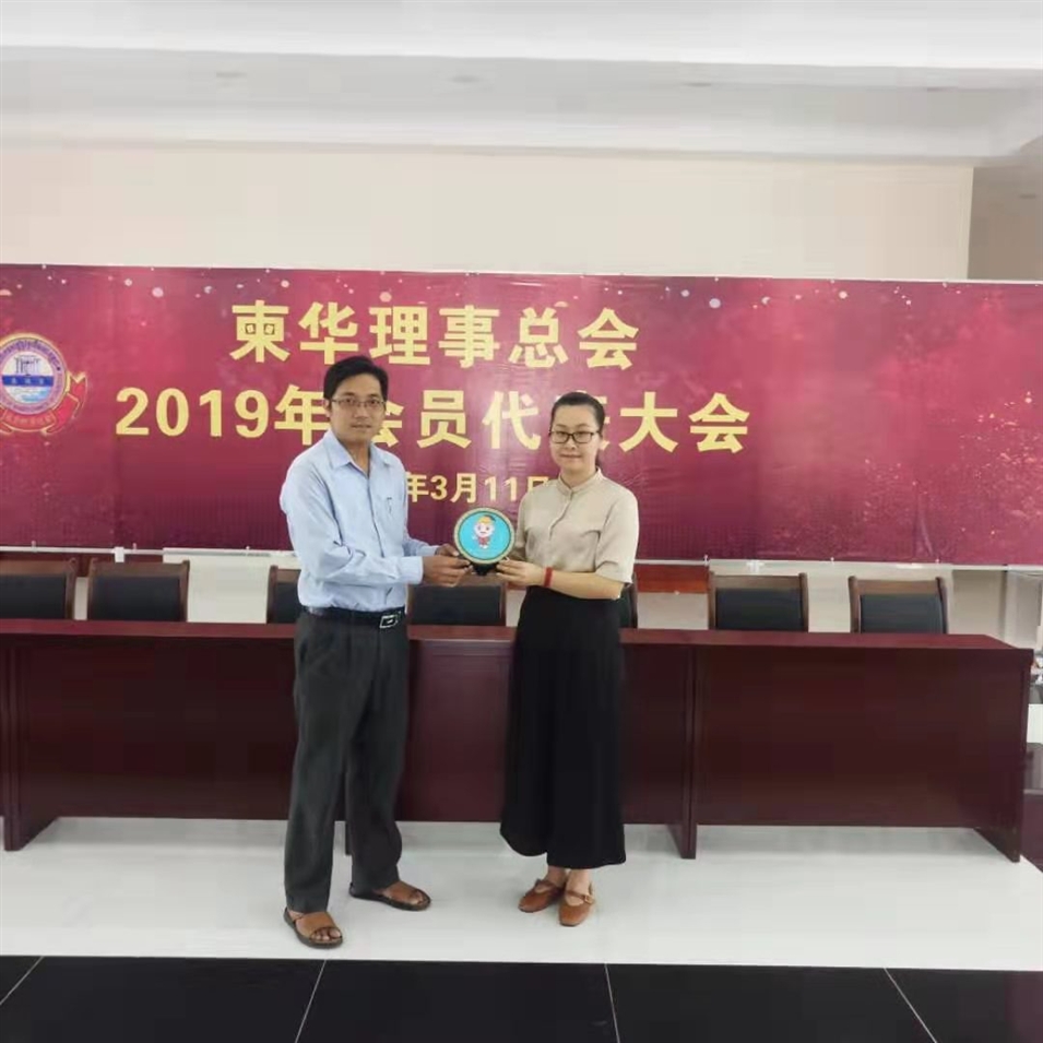 與柬華理事總會(huì )鐘耀輝秘書(shū)長(cháng)合影，并交換了紀念品